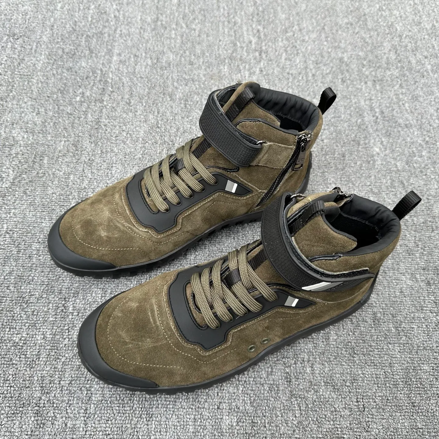 💰880 Prada/Prada’s new men’s spliced ​​casual sports boots! The shoe's exquisite stitching outlines a unique geometric texture, and contemporary lines and details reinterpret the classic sports style. The upper is made of ultra-official material, and the lining is full cowhide. It is lightweight, breathable, practical and versatile. The tongue is decorated with the Prada Milano logo, and the logo print is embellished with the laces. It is paired with a 2.5cm two-color rubber sole to create a comfortable wearing experience. Comes with full set of original packaging dust bag! Size: 39-40-41-42-43-44 (45 customized) standard leather shoe size Item number: 41274651